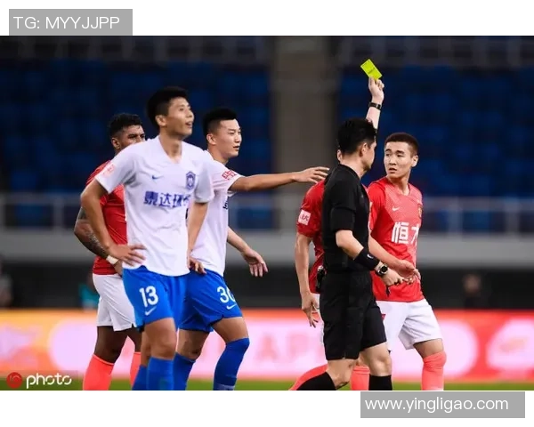 中超激战曼联险胜热刺争议判罚引发全场热议