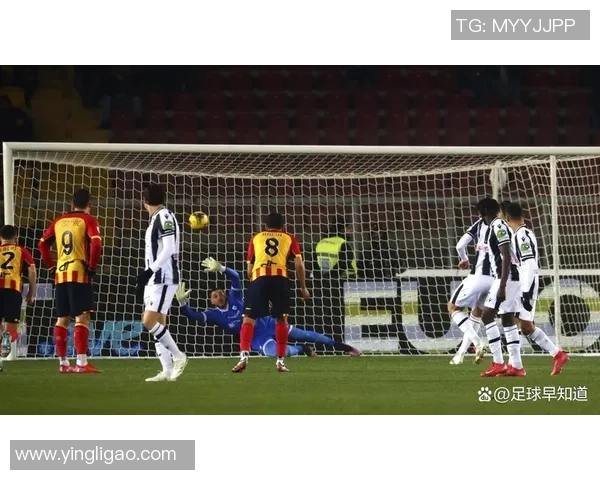 中超热刺与巴萨激战成平局争议判罚引发全场热议